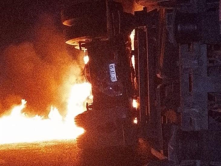 Se registra fuerte incendio de tráiler en la autopista Orizaba-Puebla