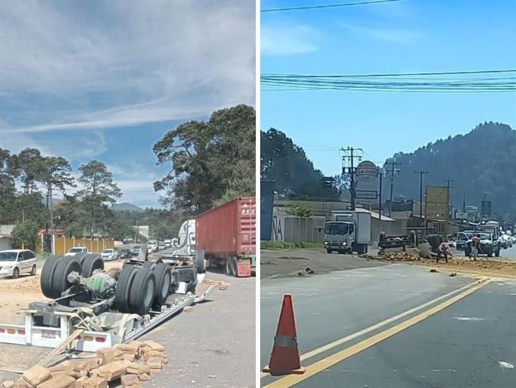 Vuelca camión cargado de block en La Joya; se quedó sin frenos