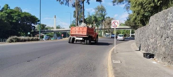 ¡Que susto!; se desprenden llantas a camión de volteo en Circuito Presidentes de Xalapa