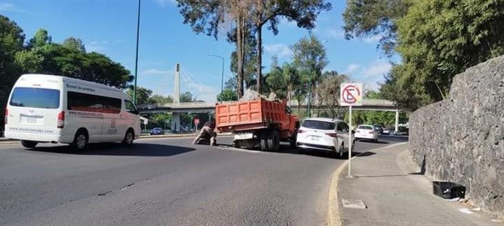 ¡Que susto!; se desprenden llantas a camión de volteo en Circuito Presidentes de Xalapa