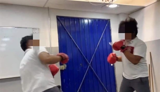 Alumnos del CBTIS 85 en Coatzacoalcos organizaron pelea de box en un salón; uno quedó inconsciente | VIDEO