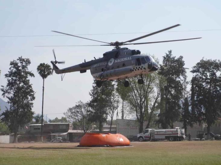 Celebran llegada de helicóptero para sofocar incendio en el cerro de Tenango