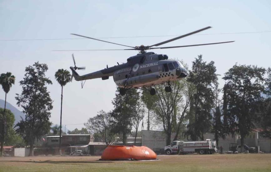 Celebran llegada de helicóptero para sofocar incendio en el cerro de Tenango