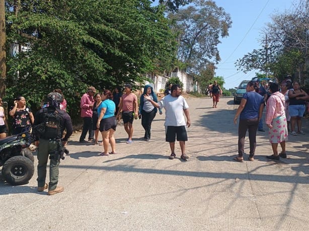 Con gasolina incendian auto de director de primaria en Acayucan; alumnos temen por seguridad | VIDEO