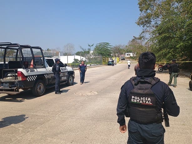 Con gasolina incendian auto de director de primaria en Acayucan; alumnos temen por seguridad | VIDEO