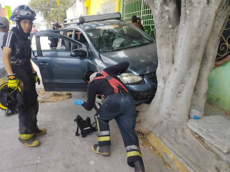 Aparatoso choque entre moto y auto deja un lesionado, en Mendoza