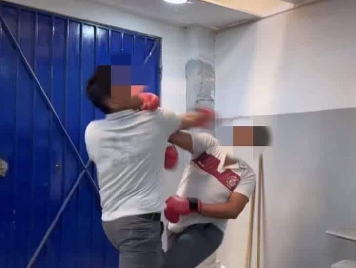 Alumnos del CBTIS 85 en Coatzacoalcos organizaron pelea de box en un salón; uno quedó inconsciente | VIDEO