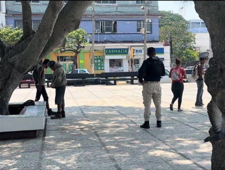 Policías retiran a "teporochos" del parque Independencia; ¡son una amenaza!