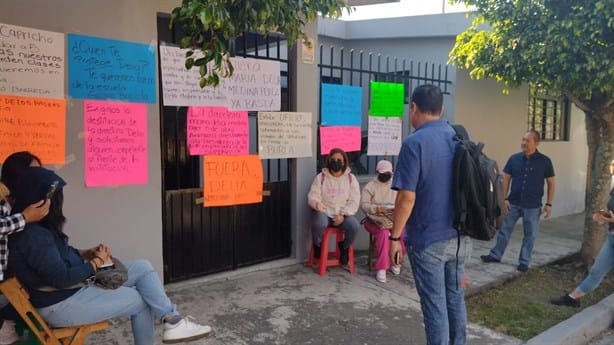 Padres toman Supervisión Escolar 22 en Orizaba; exigen destituir a directora