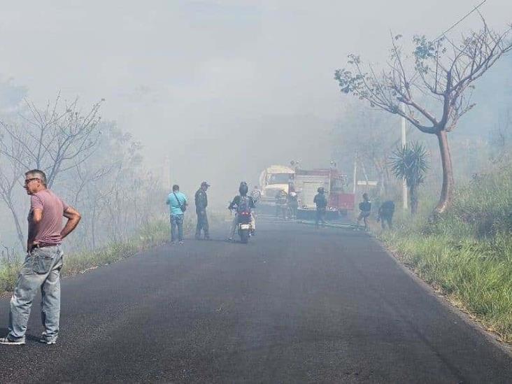 ¡Cuidado! Incendio bloquea la visibilidad en la carretera Xalapa-Alto Lucero