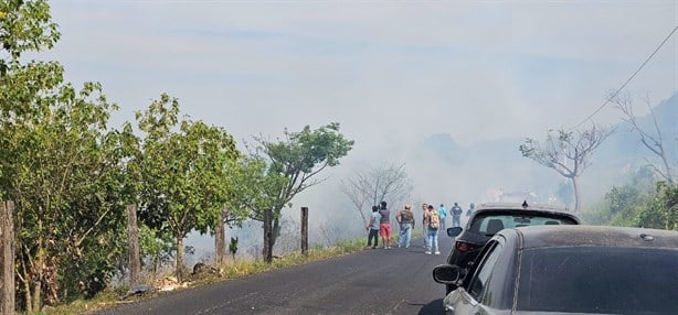 ¡Cuidado! Incendio bloquea la visibilidad en la carretera Xalapa-Alto Lucero