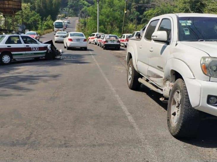 Taxi y camioneta chocan de frente en la carretera Córdoba-Orizaba