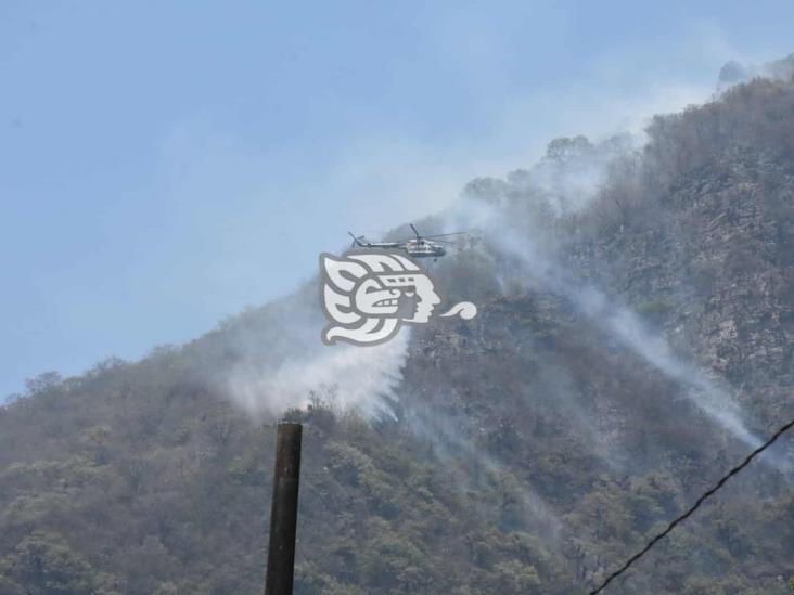 Con helicóptero refuerzan combate de incendio en Cerro de Tenango