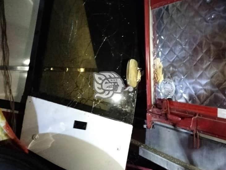 ¡Otro!; fuerte choque de autobús de turismo contra tráiler deja 5 lesionados en Nogales