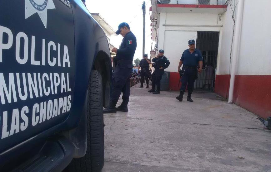 Arrestan a cuatro elementos de la policía municipal tras fuga de un detenido