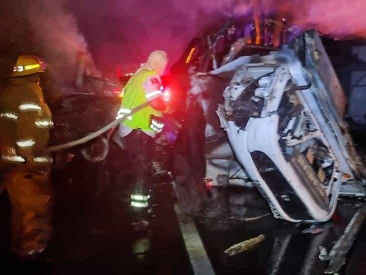 Se incendian vehículos tras colisionar en la Cosoleacaque - La Tinaja | VIDEO