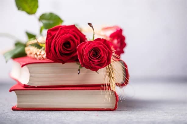 Día de Sant Jordi: ¿por qué se regalan rosas y libros este 23 de abril?