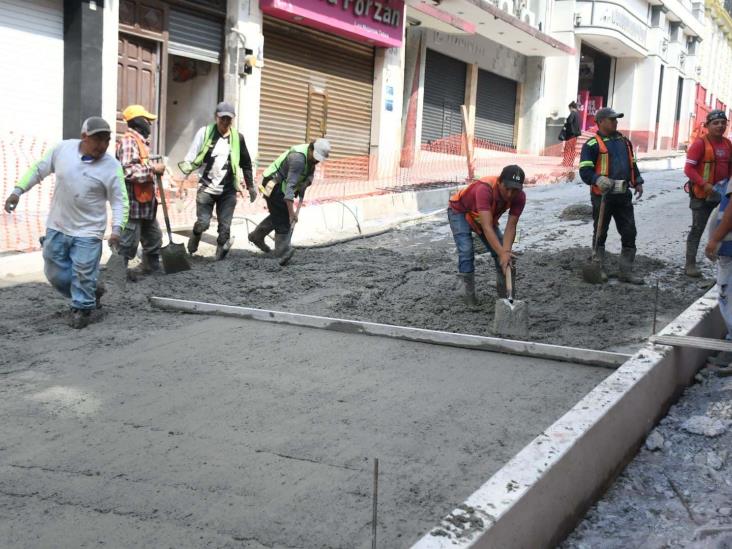 ¡Fuera baches! Inicia pavimentación de la calle Lucio, en Xalapa