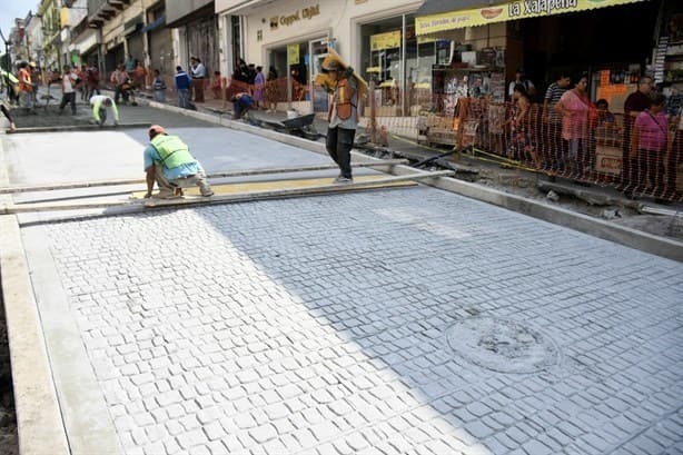 ¡Fuera baches! Inicia pavimentación de la calle Lucio, en Xalapa