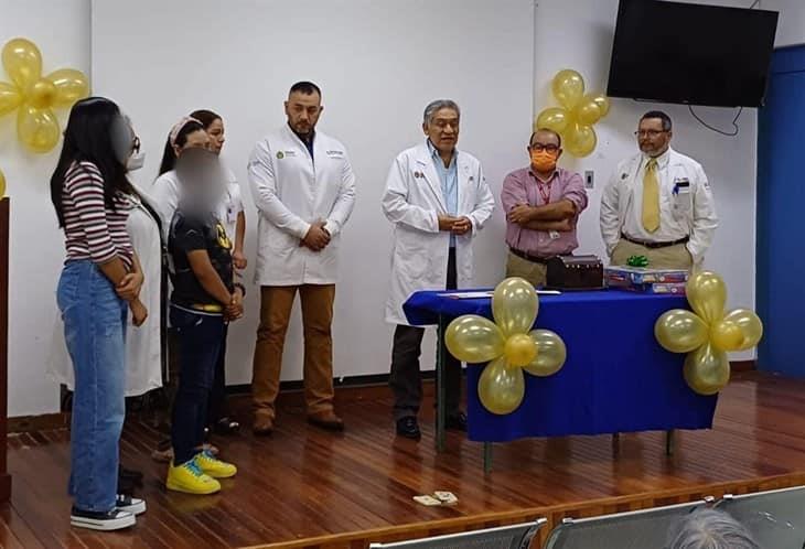 Dos menores ganan batalla contra el cáncer en Poza Rica; entre aplausos dejaron el hospital 