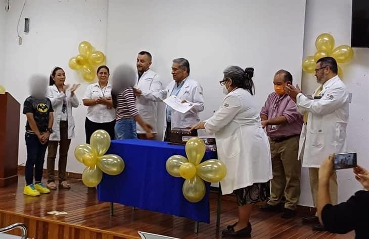 Dos menores ganan batalla contra el cáncer en Poza Rica; entre aplausos dejaron el hospital 