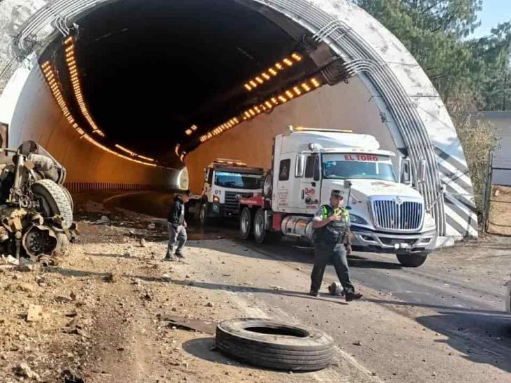 Choque y volcadura entre unidades de carga pesada en autopista Puebla- Orizaba