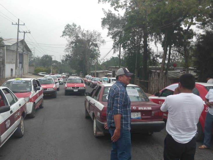 ¡Ahora en Atzacan! Taxistas realizan bloqueo para exigir reparación de caminos