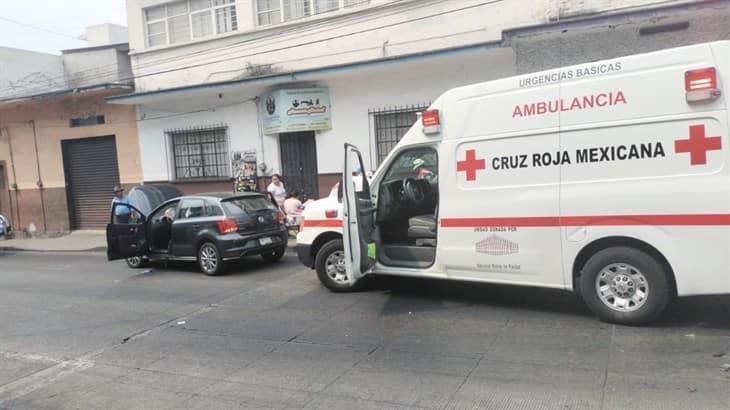 Se registra fuerte accidente entre dos vehículos en Córdoba; por pasarse el alto