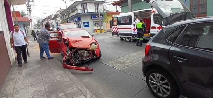Se registra fuerte accidente entre dos vehículos en Córdoba; por pasarse el alto