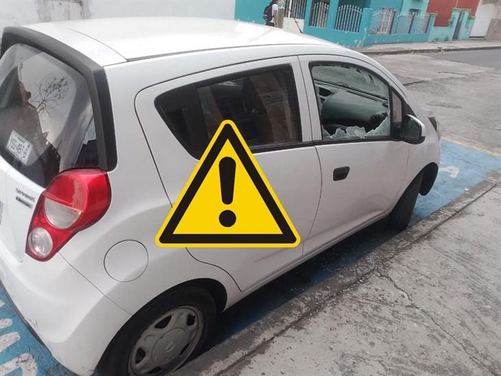 ¡Uno más!; auto sufre cristalazo en la calle Emilio Carranza de Xalapa