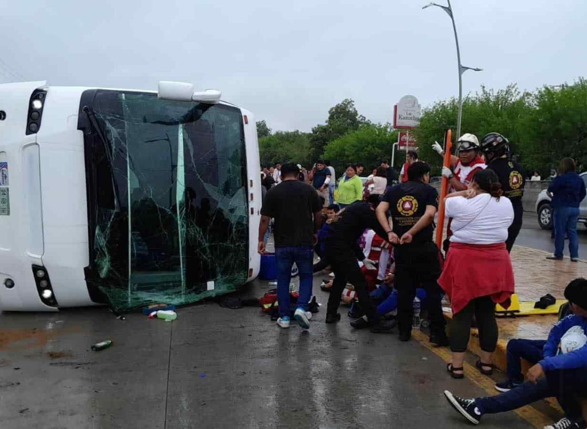 Más de cuarenta lesionados en volcadura de autobús; presuntamente iba de Minatitlán a Monterrey