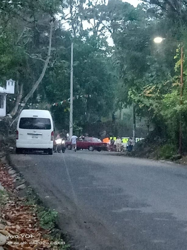 Bloquean carretera en Coetzala; exigen obra pública