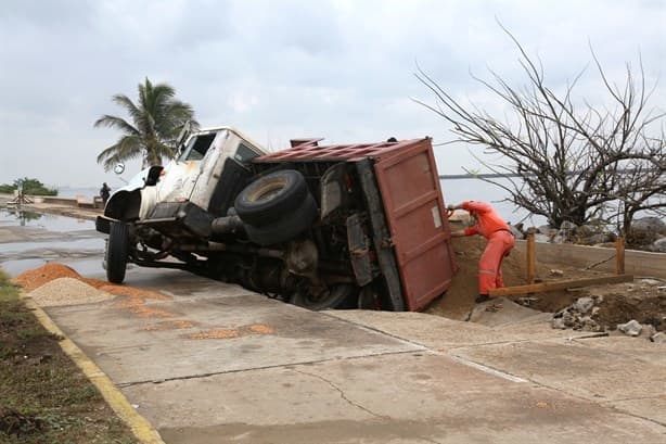 Se hunde camión de volteo en el bulevar Ávila Camacho de Coatzacoalcos | VIDEO