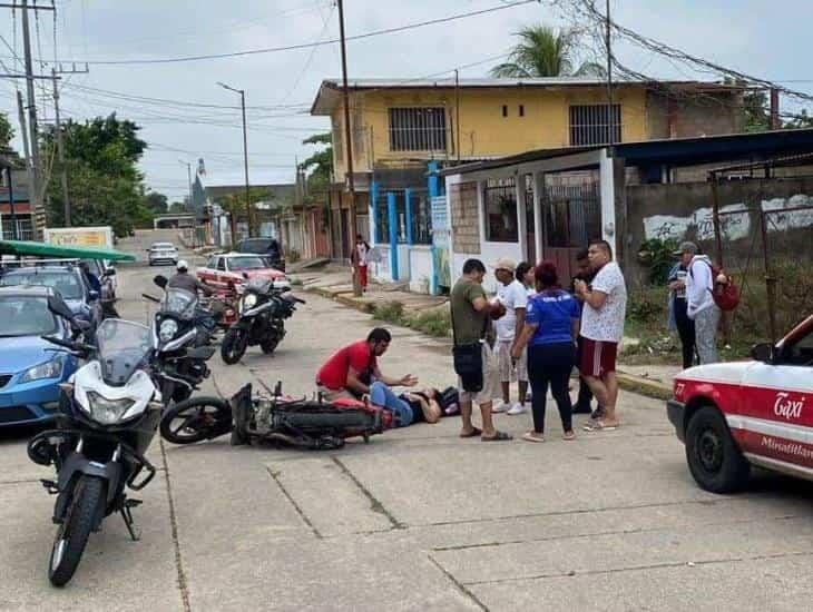 Mujer abordo de una moto se impacta contra taxi en Minatitlán y resulta lesionada | VIDEO