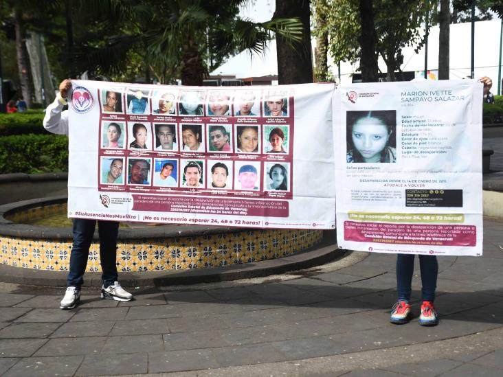 En Xalapa, familiares de personas desaparecidas pegan fichas de búsqueda de sus seres queridos