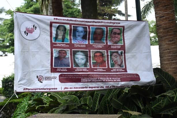 En Xalapa, familiares de personas desaparecidas pegan fichas de búsqueda de sus seres queridos