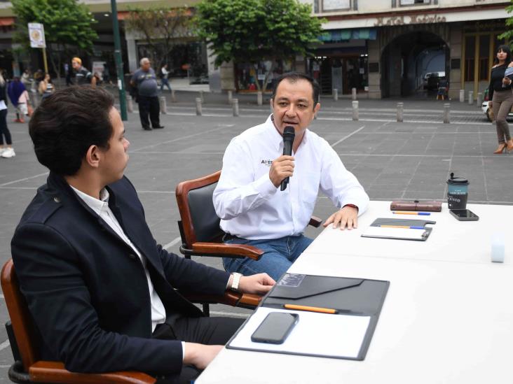 En Xalapa, organiza Américo Zúñiga su propio debate ciudadano en Plaza Lerdo