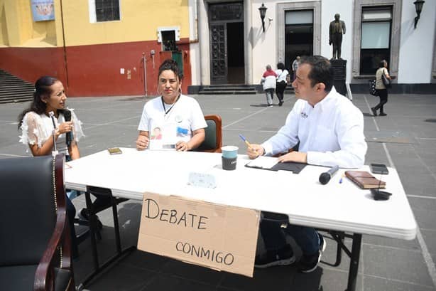 En Xalapa, organiza Américo Zúñiga su propio debate ciudadano en Plaza Lerdo