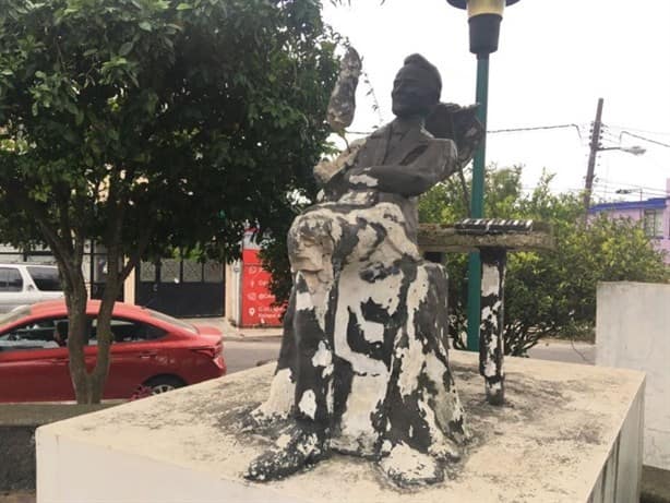 Así luce la estatua de Agustín Lara en Xalapa; entre el descuido y el olvido