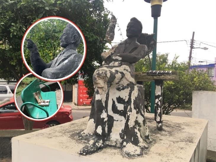Así luce la estatua de Agustín Lara en Xalapa; entre el descuido y el olvido