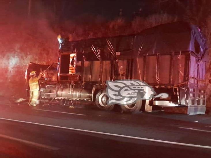 Camión arde en las Cumbres de Maltrata y deja daños considerables