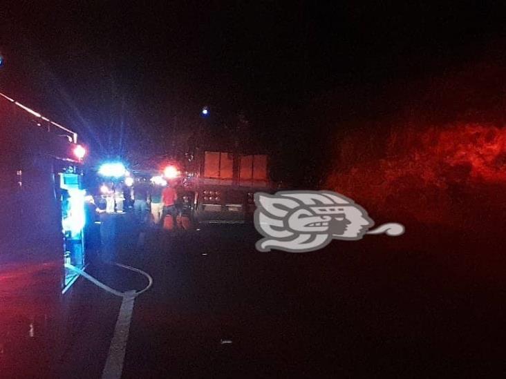 Camión arde en las Cumbres de Maltrata y deja daños considerables