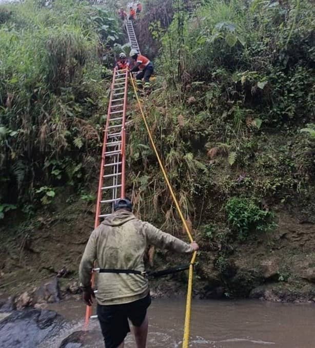 Rescatan a hombre tras caída de 30 metros en barranco de Ixtaczoquitlán
