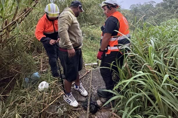 Rescatan a hombre tras caída de 30 metros en barranco de Ixtaczoquitlán