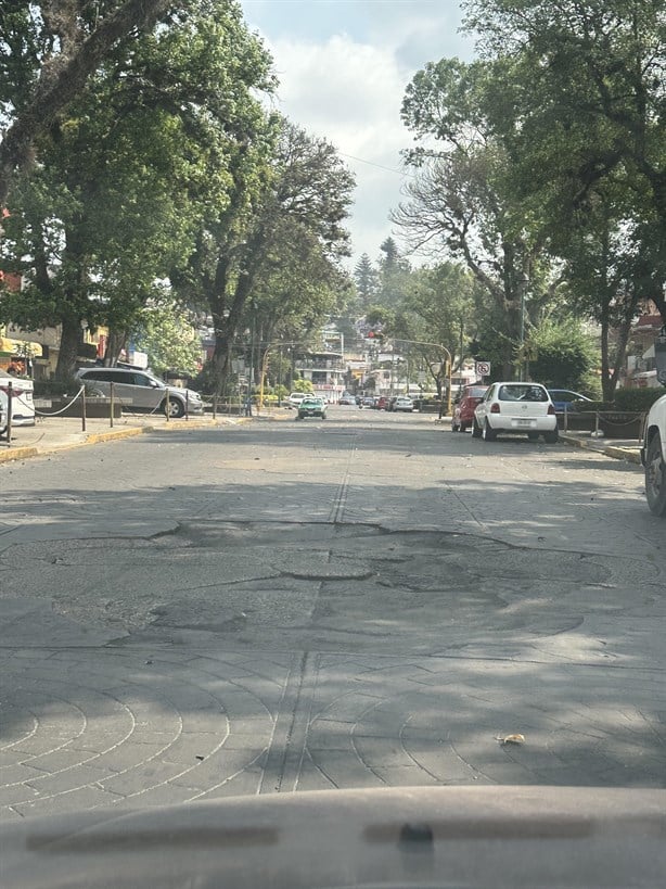 En Xalapa, habitantes urgen reparación de la avenida Atletas