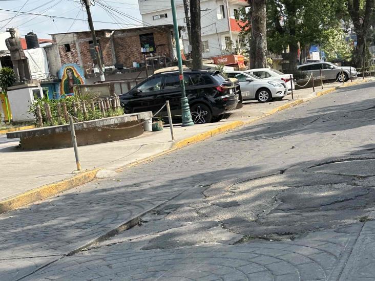 En Xalapa, habitantes urgen reparación de la avenida Atletas