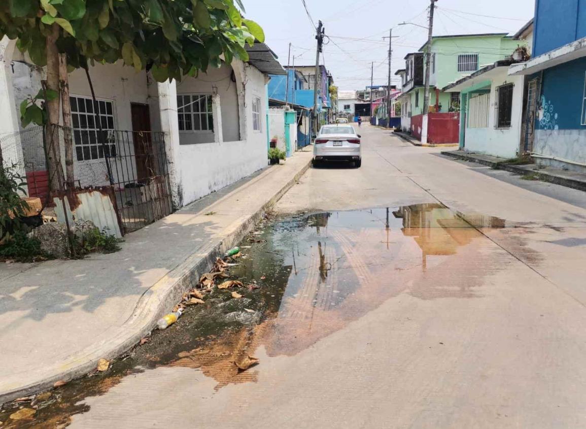 Aguas mal olientes en la colonia Guadalupe Tepeyac, ha provocado accidentes para algunos ciudadanos
