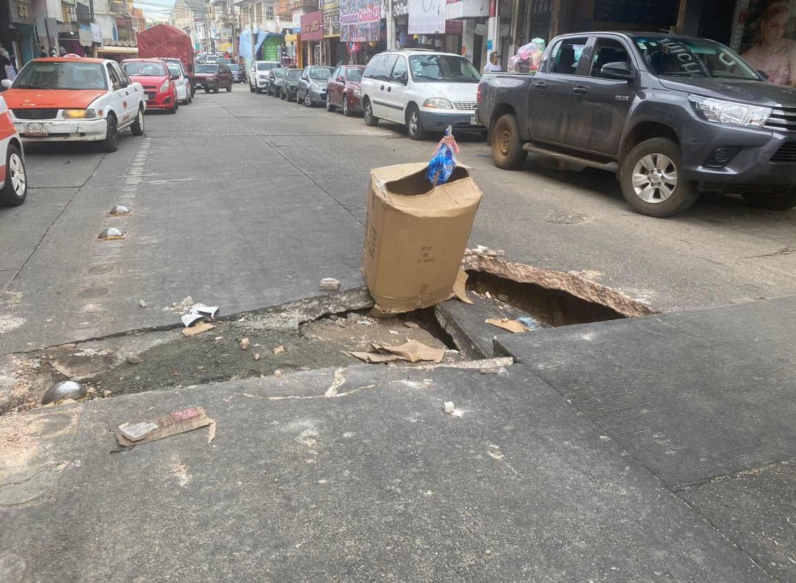 Tremendo hoyanco obstruye vialidad en centro de Acayucan