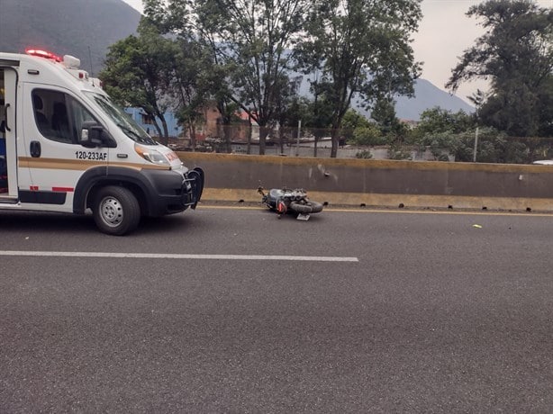 Motociclista pierde el control y derrapa sobre la autopista Orizaba-Puebla