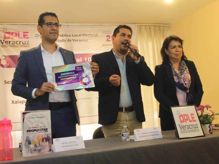 Presentan distintivo de campaña empresarial para promover el voto en Xalapa
